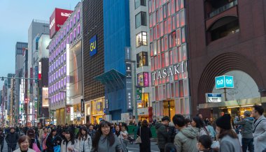 Ginza, Tokyo / Japonya - 22 Aralık 2018: gece görünümü Ginza ilçe, ilçe ünlü markanın amiral gemisi Mağazası her yerde vardır, yüksek son perakende alışveriş sunmaktadır.