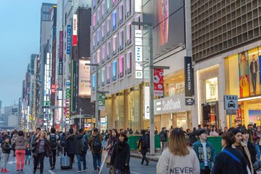 Ginza, Tokyo / Japonya - 22 Aralık 2018: gece görünümü Ginza ilçe, ilçe ünlü markanın amiral gemisi Mağazası her yerde vardır, yüksek son perakende alışveriş sunmaktadır.