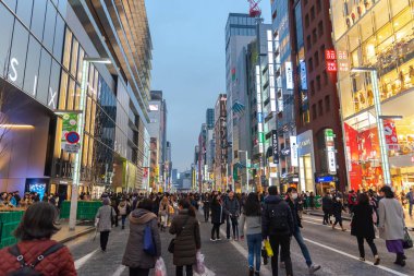 Ginza, Tokyo / Japonya - 22 Aralık 2018: gece görünümü Ginza ilçe, ilçe ünlü markanın amiral gemisi Mağazası her yerde vardır, yüksek son perakende alışveriş sunmaktadır.