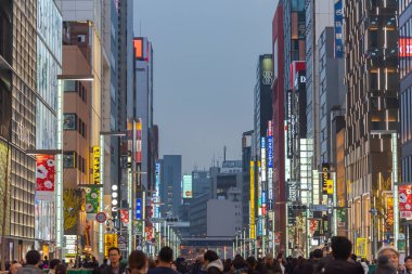 Ginza, Tokyo / Japonya - 22 Aralık 2018: gece görünümü Ginza ilçe, ilçe ünlü markanın amiral gemisi Mağazası her yerde vardır, yüksek son perakende alışveriş sunmaktadır.