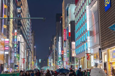 Ginza, Tokyo / Japonya - 22 Aralık 2018: gece görünümü Ginza ilçe, ilçe ünlü markanın amiral gemisi Mağazası her yerde vardır, yüksek son perakende alışveriş sunmaktadır.