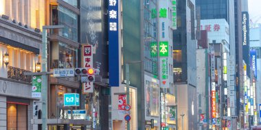 Ginza, Tokyo / Japonya - 22 Aralık 2018: gece görünümü Ginza ilçe, ilçe ünlü markanın amiral gemisi Mağazası her yerde vardır, yüksek son perakende alışveriş sunmaktadır.