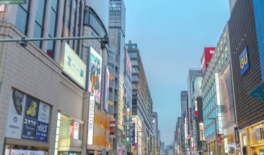Ginza, Tokyo / Japonya - 22 Aralık 2018: gece görünümü Ginza ilçe, ilçe ünlü markanın amiral gemisi Mağazası her yerde vardır, yüksek son perakende alışveriş sunmaktadır.
