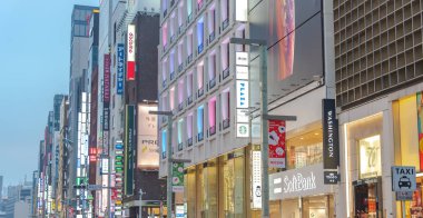 Ginza, Tokyo / Japonya - 22 Aralık 2018: gece görünümü Ginza ilçe, ilçe ünlü markanın amiral gemisi Mağazası her yerde vardır, yüksek son perakende alışveriş sunmaktadır.