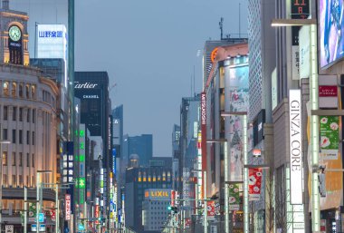 Ginza, Tokyo / Japonya - 22 Aralık 2018: gece görünümü Ginza ilçe, ilçe ünlü markanın amiral gemisi Mağazası her yerde vardır, yüksek son perakende alışveriş sunmaktadır.