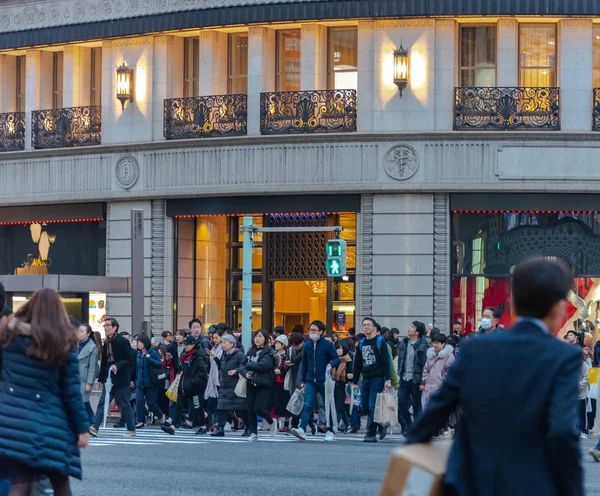 Ginza, Tokyo / Japonya - 22 Aralık 2018: gece görünümü Ginza ilçe, ilçe ünlü markanın amiral gemisi Mağazası her yerde vardır, yüksek son perakende alışveriş sunmaktadır.