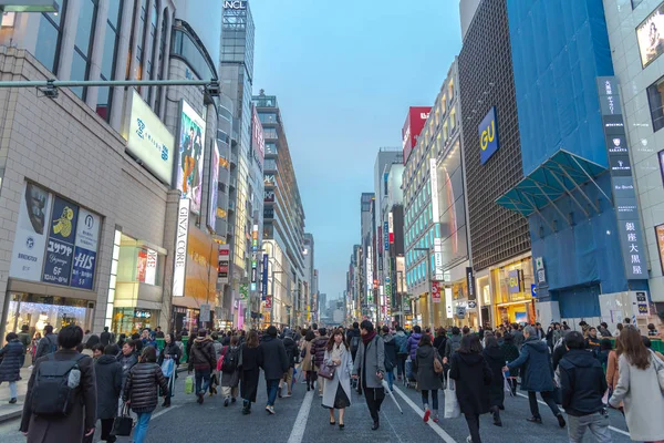 Ginza, Tokyo / Japonya - 22 Aralık 2018: gece görünümü Ginza ilçe, ilçe ünlü markanın amiral gemisi Mağazası her yerde vardır, yüksek son perakende alışveriş sunmaktadır.