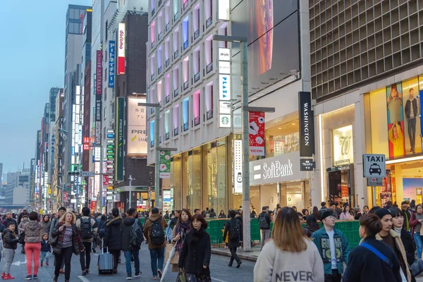 Ginza, Tokyo / Japonya - 22 Aralık 2018: gece görünümü Ginza ilçe, ilçe ünlü markanın amiral gemisi Mağazası her yerde vardır, yüksek son perakende alışveriş sunmaktadır.