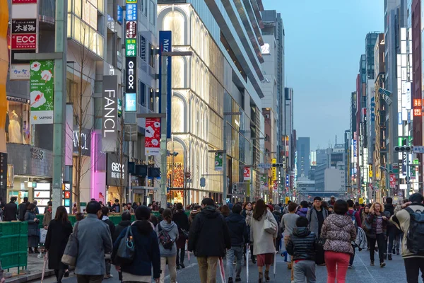 Ginza, Tokyo / Japonya - 22 Aralık 2018: gece görünümü Ginza ilçe, ilçe ünlü markanın amiral gemisi Mağazası her yerde vardır, yüksek son perakende alışveriş sunmaktadır.