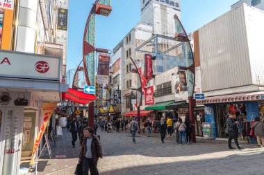 Ueno, Tokyo, Japonya - 21 Aralık 2018: Ameyoko veya Ameyayokocho Pazar Ueno İstasyonu yakınındaki. Bir Tokyo ana alışveriş caddesi. Metin reklam Pazar adı ve satıcı mağazaları saatler giysi ve yemek dahil olmak üzere
