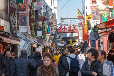 Ueno, Tokyo, Japonya - 21 Aralık 2018: Ameyoko veya Ameyayokocho Pazar Ueno İstasyonu yakınındaki. Bir Tokyo ana alışveriş caddesi. Metin reklam Pazar adı ve satıcı mağazaları saatler giysi ve yemek dahil olmak üzere