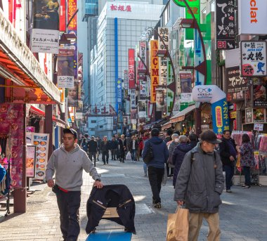 Ueno, Tokyo, Japonya - 21 Aralık 2018: Ameyoko veya Ameyayokocho Pazar Ueno İstasyonu yakınındaki. Bir Tokyo ana alışveriş caddesi. Metin reklam Pazar adı ve satıcı mağazaları saatler giysi ve yemek dahil olmak üzere