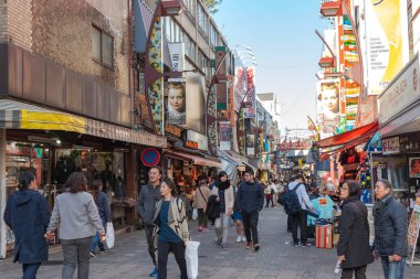 Ueno, Tokyo, Japonya - 21 Aralık 2018: Ameyoko veya Ameyayokocho Pazar Ueno İstasyonu yakınındaki. Bir Tokyo ana alışveriş caddesi. Metin reklam Pazar adı ve satıcı mağazaları saatler giysi ve yemek dahil olmak üzere