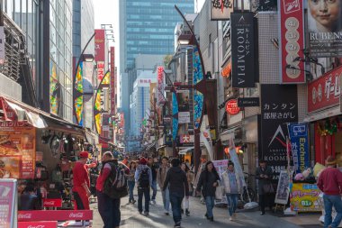 Ueno, Tokyo, Japonya - 21 Aralık 2018: Ameyoko veya Ameyayokocho Pazar Ueno İstasyonu yakınındaki. Bir Tokyo ana alışveriş caddesi. Metin reklam Pazar adı ve satıcı mağazaları saatler giysi ve yemek dahil olmak üzere