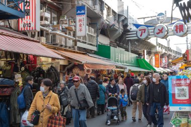 Ueno, Tokyo, Japonya - 21 Aralık 2018: Ameyoko veya Ameyayokocho Pazar Ueno İstasyonu yakınındaki. Bir Tokyo ana alışveriş caddesi. Metin reklam Pazar adı ve satıcı mağazaları saatler giysi ve yemek dahil olmak üzere