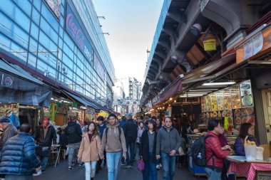 Ueno, Tokyo, Japonya - 21 Aralık 2018: Ameyoko veya Ameyayokocho Pazar Ueno İstasyonu yakınındaki. Bir Tokyo ana alışveriş caddesi. Metin reklam Pazar adı ve satıcı mağazaları saatler giysi ve yemek dahil olmak üzere