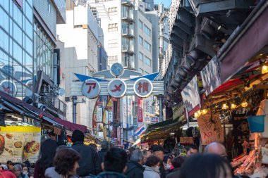 Ueno, Tokyo, Japonya - 21 Aralık 2018: Ameyoko veya Ameyayokocho Pazar Ueno İstasyonu yakınındaki. Bir Tokyo ana alışveriş caddesi. Metin reklam Pazar adı ve satıcı mağazaları saatler giysi ve yemek dahil olmak üzere