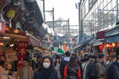 Ueno, Tokyo, Japonya - 21 Aralık 2018: Ameyoko veya Ameyayokocho Pazar Ueno İstasyonu yakınındaki. Bir Tokyo ana alışveriş caddesi. Metin reklam Pazar adı ve satıcı mağazaları saatler giysi ve yemek dahil olmak üzere