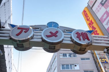 Ueno, Tokyo, Japonya - 21 Aralık 2018: Ameyoko veya Ameyayokocho Pazar Ueno İstasyonu yakınındaki. Bir Tokyo ana alışveriş caddesi. Metin reklam Pazar adı ve satıcı mağazaları saatler giysi ve yemek dahil olmak üzere