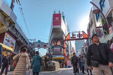 Ueno, Tokyo, Japonya - 21 Aralık 2018: Ameyoko veya Ameyayokocho Pazar Ueno İstasyonu yakınındaki. Bir Tokyo ana alışveriş caddesi. Metin reklam Pazar adı ve satıcı mağazaları saatler giysi ve yemek dahil olmak üzere
