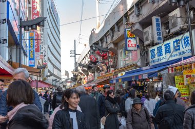 Ueno, Tokyo, Japonya - 21 Aralık 2018: Ameyoko veya Ameyayokocho Pazar Ueno İstasyonu yakınındaki. Bir Tokyo ana alışveriş caddesi. Metin reklam Pazar adı ve satıcı mağazaları saatler giysi ve yemek dahil olmak üzere