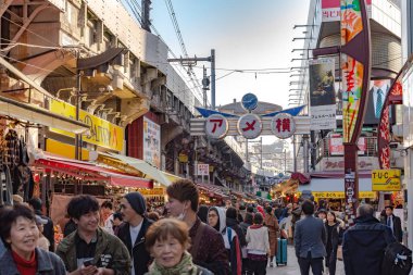 Ueno, Tokyo, Japonya - 21 Aralık 2018: Ameyoko veya Ameyayokocho Pazar Ueno İstasyonu yakınındaki. Bir Tokyo ana alışveriş caddesi. Metin reklam Pazar adı ve satıcı mağazaları saatler giysi ve yemek dahil olmak üzere
