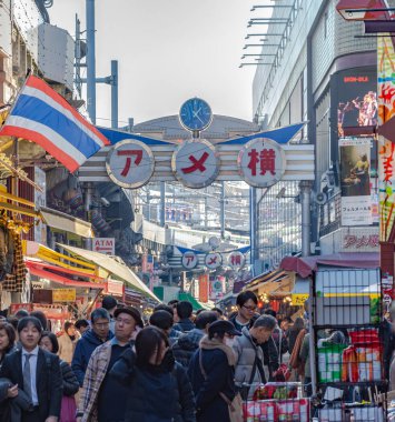 Ueno, Tokyo, Japonya - 21 Aralık 2018: Ameyoko veya Ameyayokocho Pazar Ueno İstasyonu yakınındaki. Bir Tokyo ana alışveriş caddesi. Metin reklam Pazar adı ve satıcı mağazaları saatler giysi ve yemek dahil olmak üzere