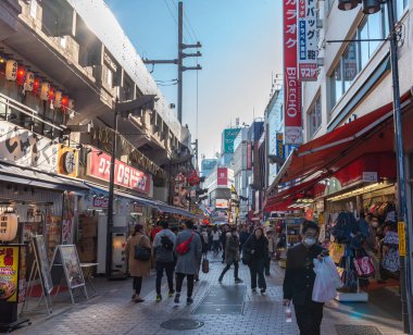 Ueno, Tokyo, Japonya - 21 Aralık 2018: Ameyoko veya Ameyayokocho Pazar Ueno İstasyonu yakınındaki. Bir Tokyo ana alışveriş caddesi. Metin reklam Pazar adı ve satıcı mağazaları saatler giysi ve yemek dahil olmak üzere