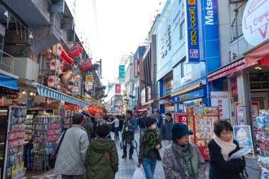 Ueno, Tokyo, Japonya - 21 Aralık 2018: Ameyoko veya Ameyayokocho Pazar Ueno İstasyonu yakınındaki. Bir Tokyo ana alışveriş caddesi. Metin reklam Pazar adı ve satıcı mağazaları saatler giysi ve yemek dahil olmak üzere