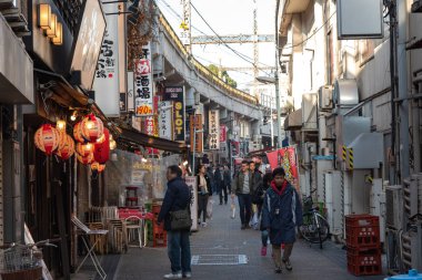Ueno, Tokyo, Japonya - 21 Aralık 2018: Ueno Chuo Dori Caddesi Ueno İstasyonu yakınlarında. Bir Ueno ana alışveriş caddesi. Metin reklam Pazar adı ve satıcı mağazaları saatler giysi ve yemek dahil olmak üzere.