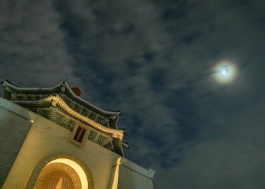 Gece toplayan Milli Chiang Kai-shek Memorial Hall Taipei, Tayvan. Çeviri: Ulusal Çan Kay-Şek anıt