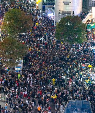 İnanılmaz kalabalık insan Cadılar Bayramı kutlama sırasında shibuya bölgesinde. Cadılar Bayramı son yıllarda Tokyo büyük bir hit haline geldi.