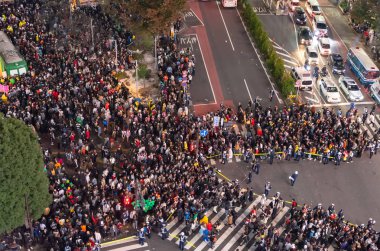 İnanılmaz kalabalık insan Cadılar Bayramı kutlama sırasında shibuya bölgesinde. Cadılar Bayramı son yıllarda Tokyo büyük bir hit haline geldi.