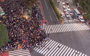 İnanılmaz kalabalık insan Cadılar Bayramı kutlama sırasında shibuya bölgesinde. Cadılar Bayramı son yıllarda Tokyo büyük bir hit haline geldi.