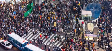 İnanılmaz kalabalık insan Cadılar Bayramı kutlama sırasında shibuya bölgesinde. Cadılar Bayramı son yıllarda Tokyo büyük bir hit haline geldi.
