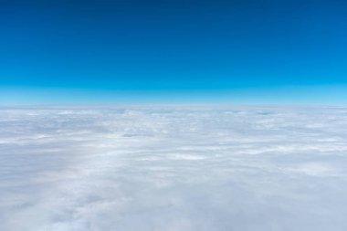 Koyu mavi ufuk, gökyüzü kadar havada. bir uçak penceresinden incelendi.