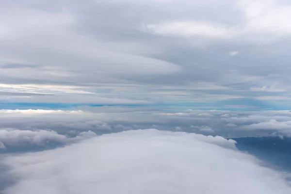 Wolken Blauwe Hemelachtergrond Bekeken Vanuit Een Vliegtuig Venster — Stockfoto
