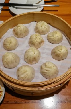 Çince buğulanmış çörek (baozi) Xiaolongbao adlı buğulama çorba hamur tatlısı olarak da adlandırılır. Geleneksel olarak xiolong küçük bambu dumanı tüten sepete hazırlanır.