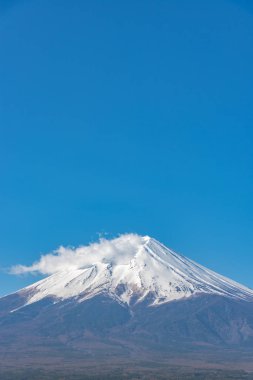 Yakın çekim kar kış sezonu üzerinde açık mavi gökyüzü arka planda Fuji Dağı (Mt. Fuji) kaplı. Fujiyoshida City, Yamanashi ili, Japonya