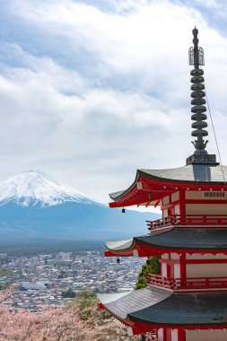 Fuji Dağı'nın görüntülendi Chureito Pagoda arkasından tam bloom kiraz çiçekleri bahar güneşli gün berrak mavi gökyüzünün doğal arka planda. Arakurayama Sengen Park, Fujiyoshida, Yamanashi ili, Japonya