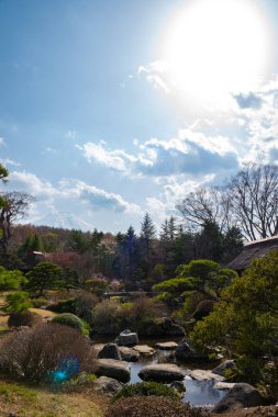 Geleneksel ev, bahar bahçe Mt. Fuji yakınındaki antik Oshino Hakkai Köyü'nde, Fuji beş göl bölgesi, Minamitsuru bölgesi, Yamanashi ili, Japonya. Seyahat hedef için mimari peyzaj