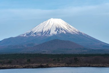Fuji Dağı'nın veya Mt. Fuji, dünya mirası görünümünde Gölü Shoji (Shojiko). Fuji beş göl bölgesi, Minamitsuru bölgesi, Yamanashi ili, Japonya. Peyzaj için seyahat hedef.
