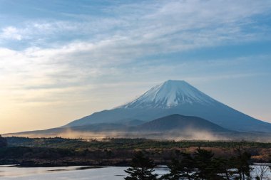 Fuji Dağı'nın peyzaj doğal ince kum kadar havada uçan. Dünya mirası. Gölü Shoji (Shojiko) sabah görüntüleyin. Fuji beş göl bölgesi, Minamitsuru bölgesi, Yamanashi, Japan.