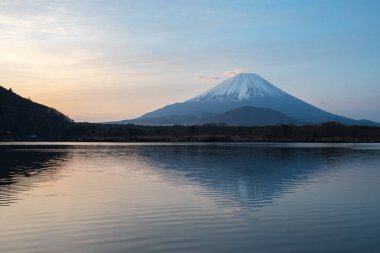 Fuji Dağı, Dünya Mirası, Shoji Gölü (Shojiko) manzaralı. Mt. Gündoğumunda Fuji yansıması. Fuji Beş Göl Bölgesi, Yamanashi ili, Japonya. Seyahat hedefi için peyzaj.