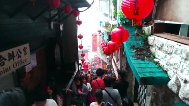 Jiufen, Tayvan - 18 Şubat 2018: eski Japon altın madenci kasabasında alışveriş Jiufen Köyü eski sokak turist. Jiufen bir ünlü turistik cazibe Tayvan temsilcisidir