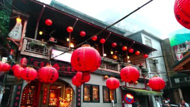 Jiufen, Tayvan - 18 Şubat 2018: eski Japon altın madenci kasabasında alışveriş Jiufen Köyü eski sokak turist. Jiufen bir ünlü turistik cazibe Tayvan temsilcisidir
