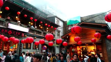 Jiufen, Tayvan - 18 Şubat 2018: eski Japon altın madenci kasabasında alışveriş Jiufen Köyü eski sokak turist. Jiufen bir ünlü turistik cazibe Tayvan temsilcisidir