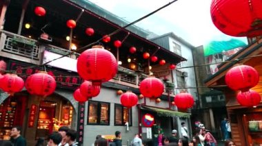 Jiufen, Tayvan - 18 Şubat 2018: eski Japon altın madenci kasabasında alışveriş Jiufen Köyü eski sokak turist. Jiufen bir ünlü turistik cazibe Tayvan temsilcisidir