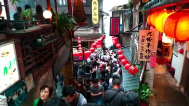Jiufen, Tayvan - 18 Şubat 2018: eski Japon altın madenci kasabasında alışveriş Jiufen Köyü eski sokak turist. Jiufen bir ünlü turistik cazibe Tayvan temsilcisidir
