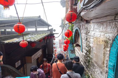 Jiufen, Tayvan - 18 Şubat 2018: eski Japon altın madenci kasabasında alışveriş Jiufen Köyü eski sokak turist. Jiufen bir ünlü turistik cazibe Tayvan temsilcisidir